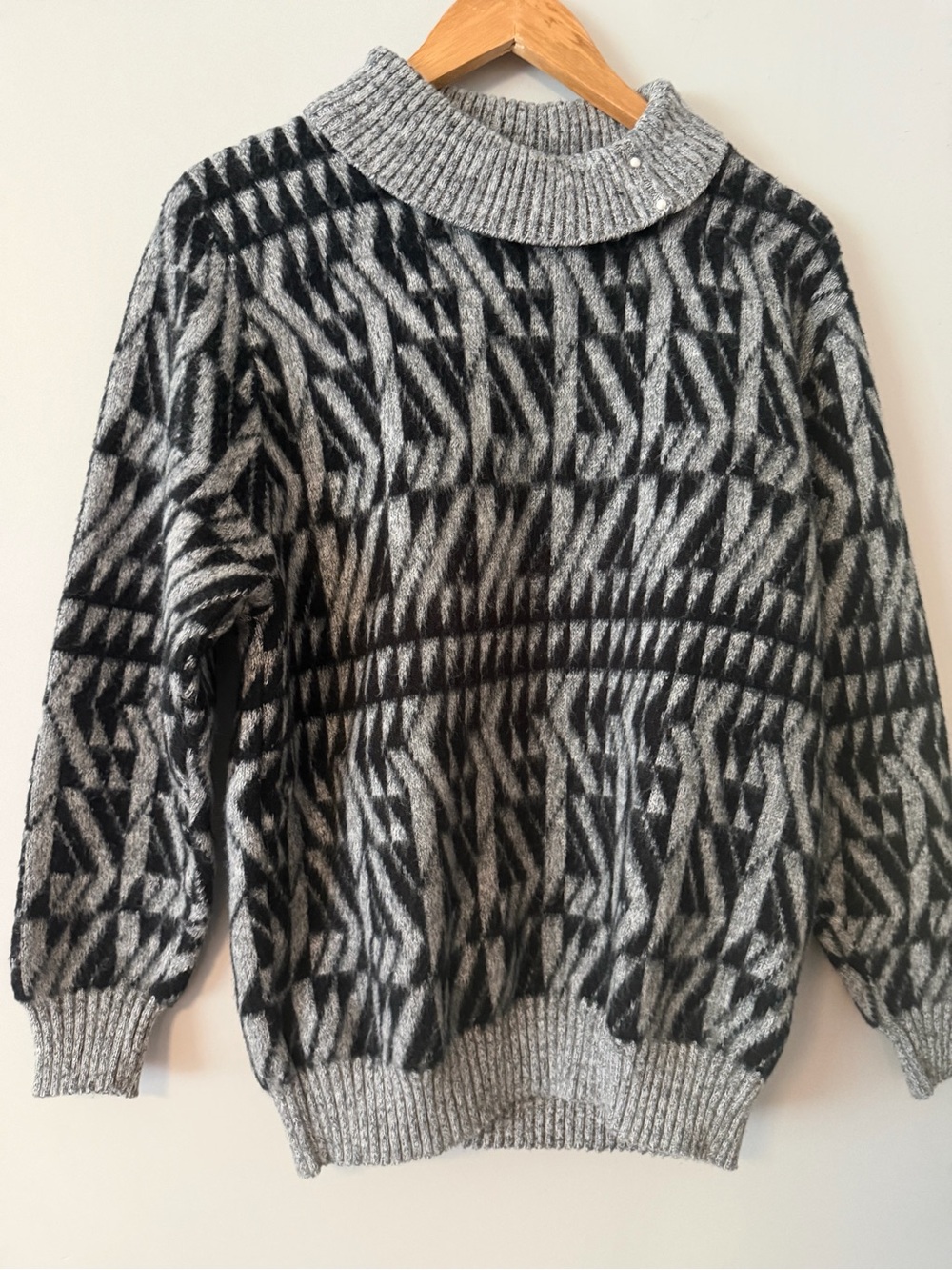 Gray and Black Patterned Women's Sweater - Vintage
